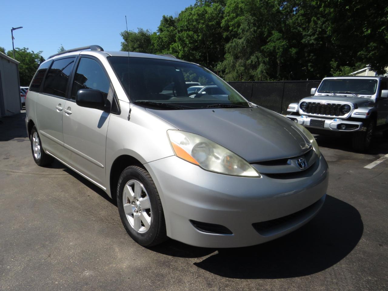 Toyota Sienna 5dr 7-Pass Van CE FWD (Natl) 2010
