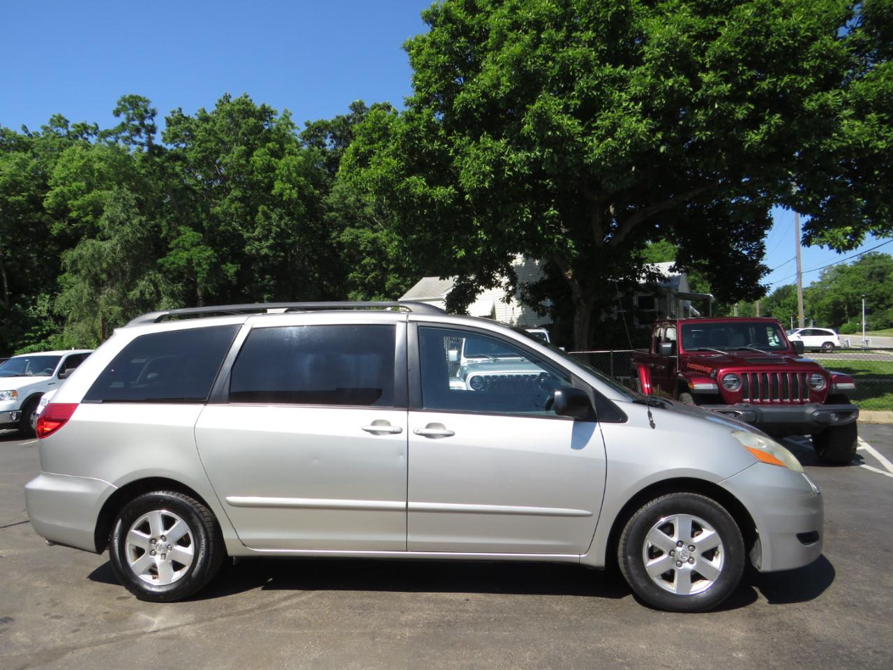 Toyota Sienna 5dr 7-Pass Van CE FWD (Natl) 2010