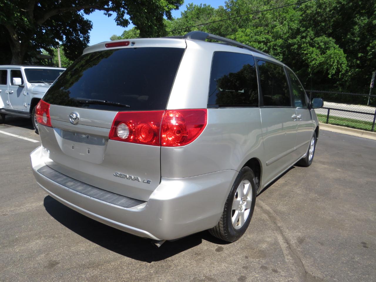 Toyota Sienna 5dr 7-Pass Van CE FWD (Natl) 2010