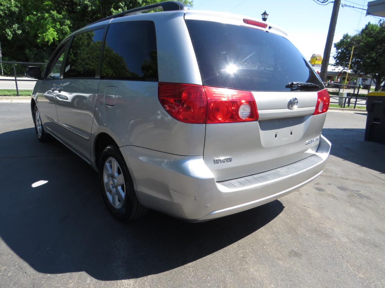 Toyota Sienna 5dr 7-Pass Van CE FWD (Natl) 2010