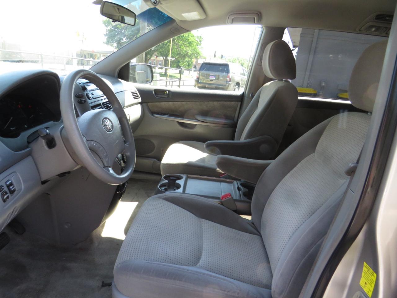 Toyota Sienna 5dr 7-Pass Van CE FWD (Natl) 2010