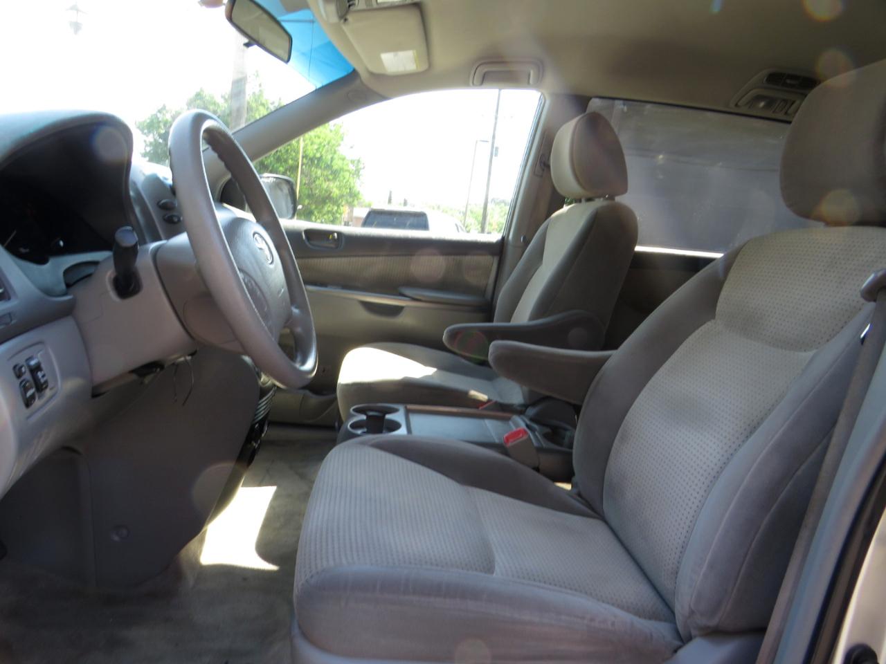 Toyota Sienna 5dr 7-Pass Van CE FWD (Natl) 2010