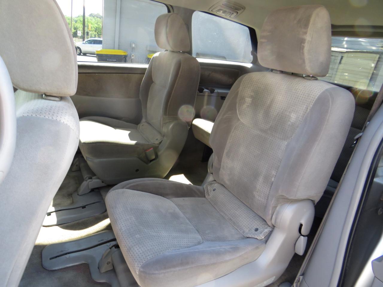 Toyota Sienna 5dr 7-Pass Van CE FWD (Natl) 2010