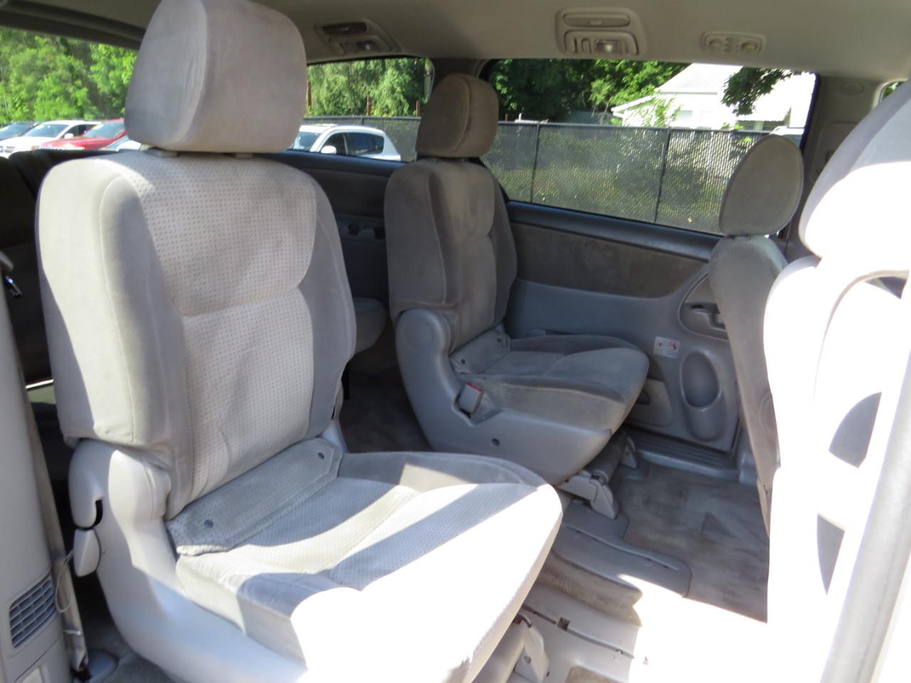 Toyota Sienna 5dr 7-Pass Van CE FWD (Natl) 2010