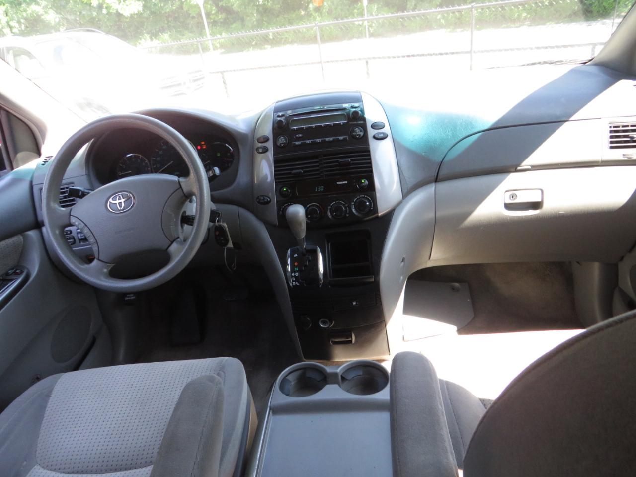 Toyota Sienna 5dr 7-Pass Van CE FWD (Natl) 2010