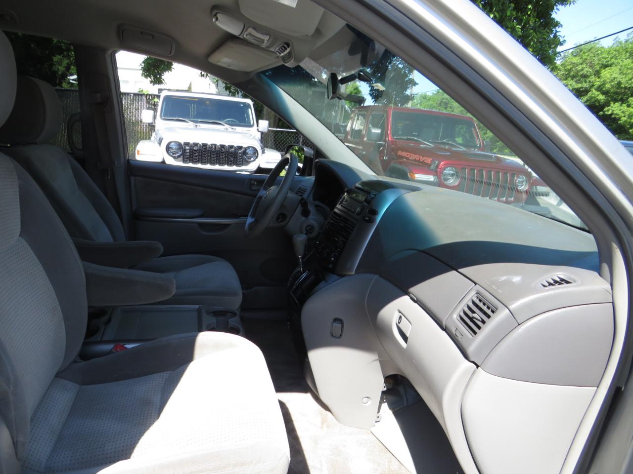 Toyota Sienna 5dr 7-Pass Van CE FWD (Natl) 2010