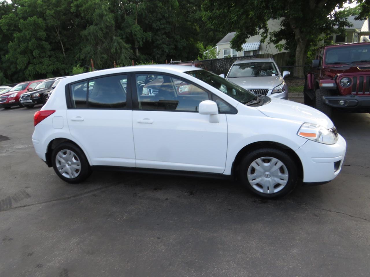 Nissan Versa 5dr HB I4 Auto 1.8 S 2011