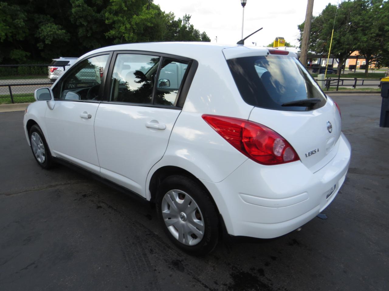 Nissan Versa 5dr HB I4 Auto 1.8 S 2011