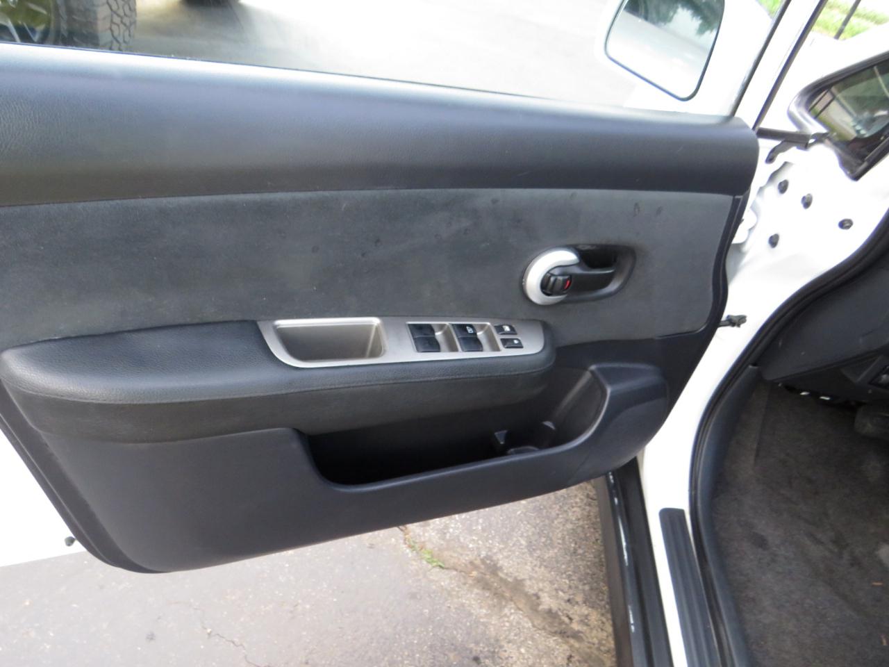Nissan Versa 5dr HB I4 Auto 1.8 S 2011