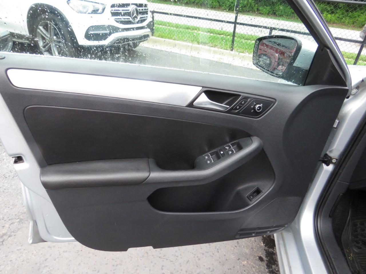 Volkswagen Jetta Sedan 4dr Man SE 2013