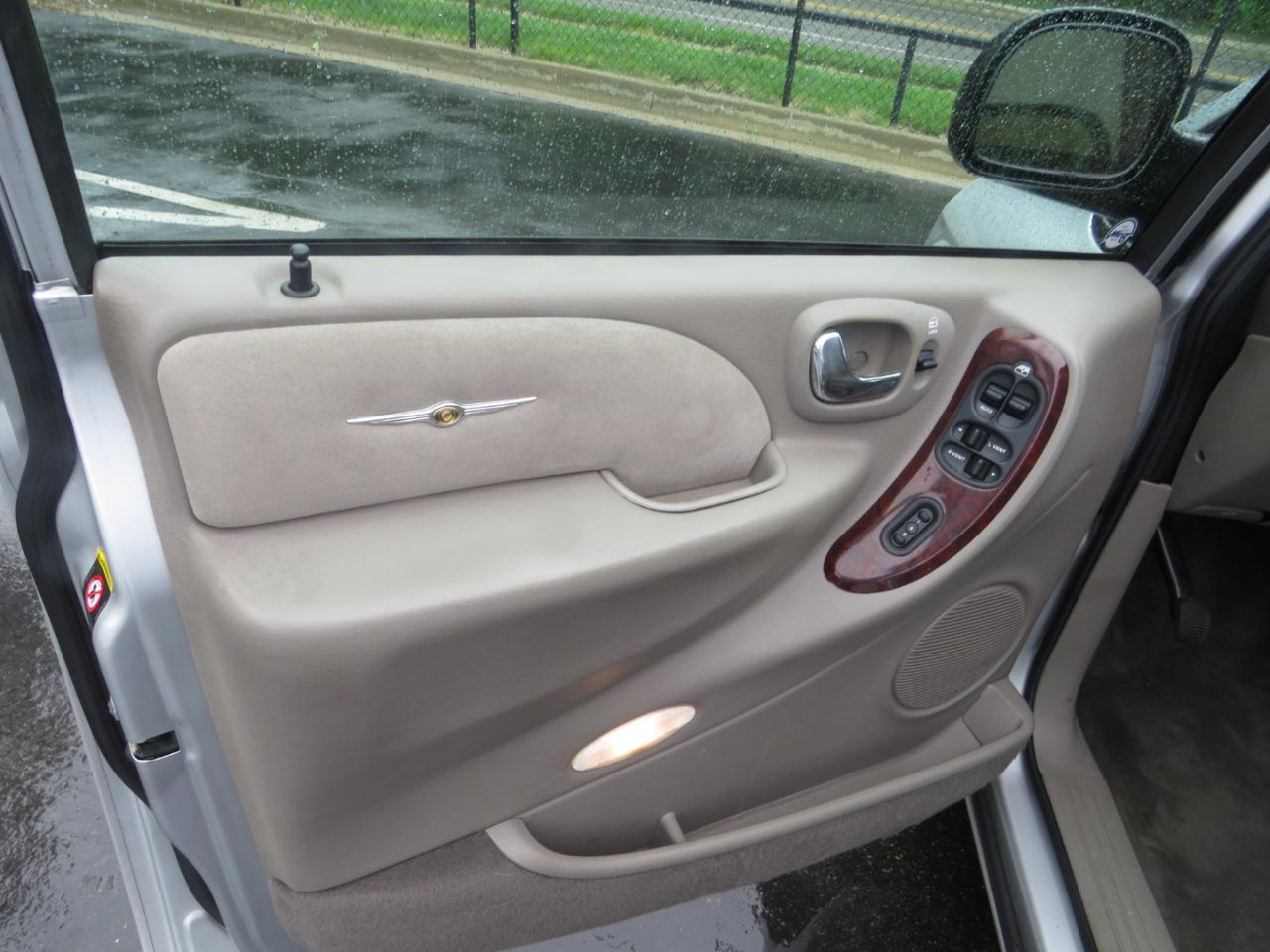 Chrysler Town & Country 4dr Limited FWD 2002