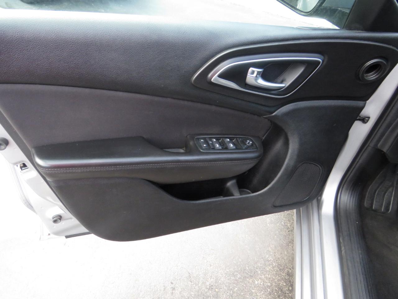 Chrysler 200 4dr Sdn Limited FWD 2015