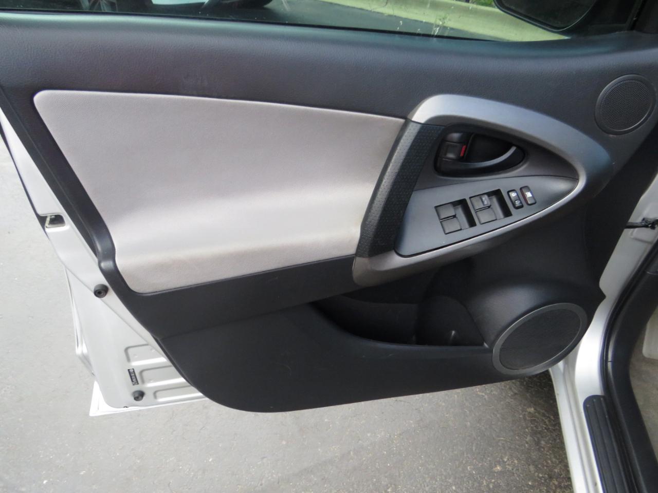 Toyota RAV4 4WD 4dr I4 (Natl) 2012