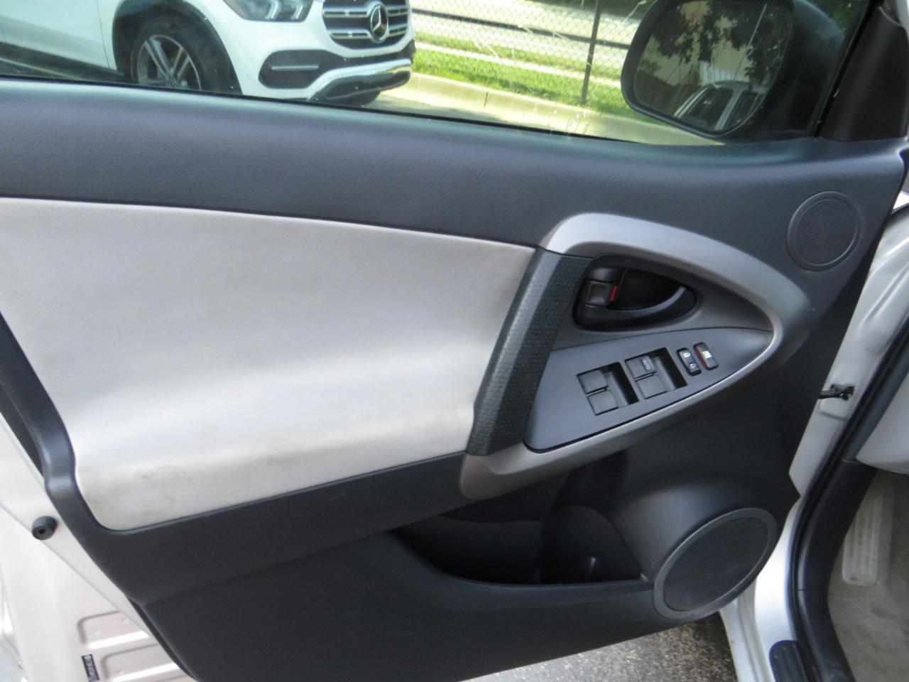 Toyota RAV4 4WD 4dr I4 (Natl) 2012