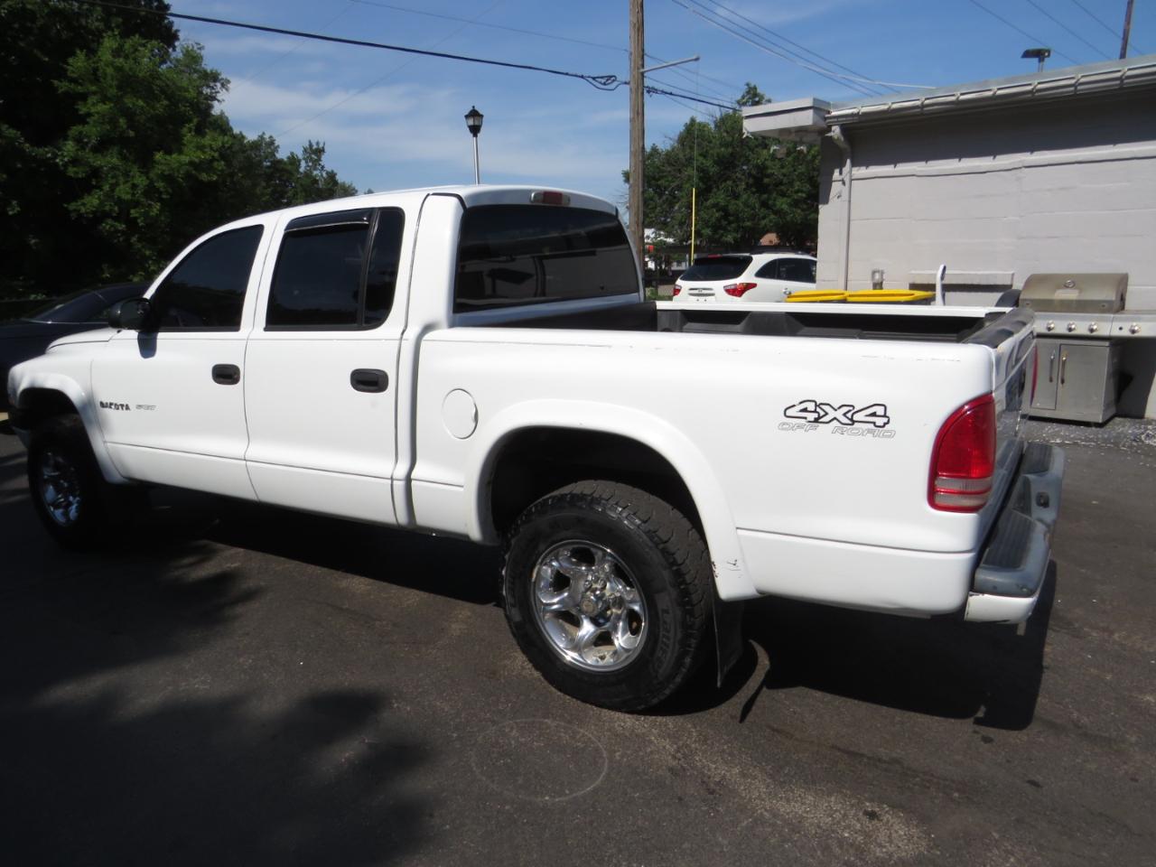 Dodge Dakota Quad Cab 131" WB 4WD Sport 2002