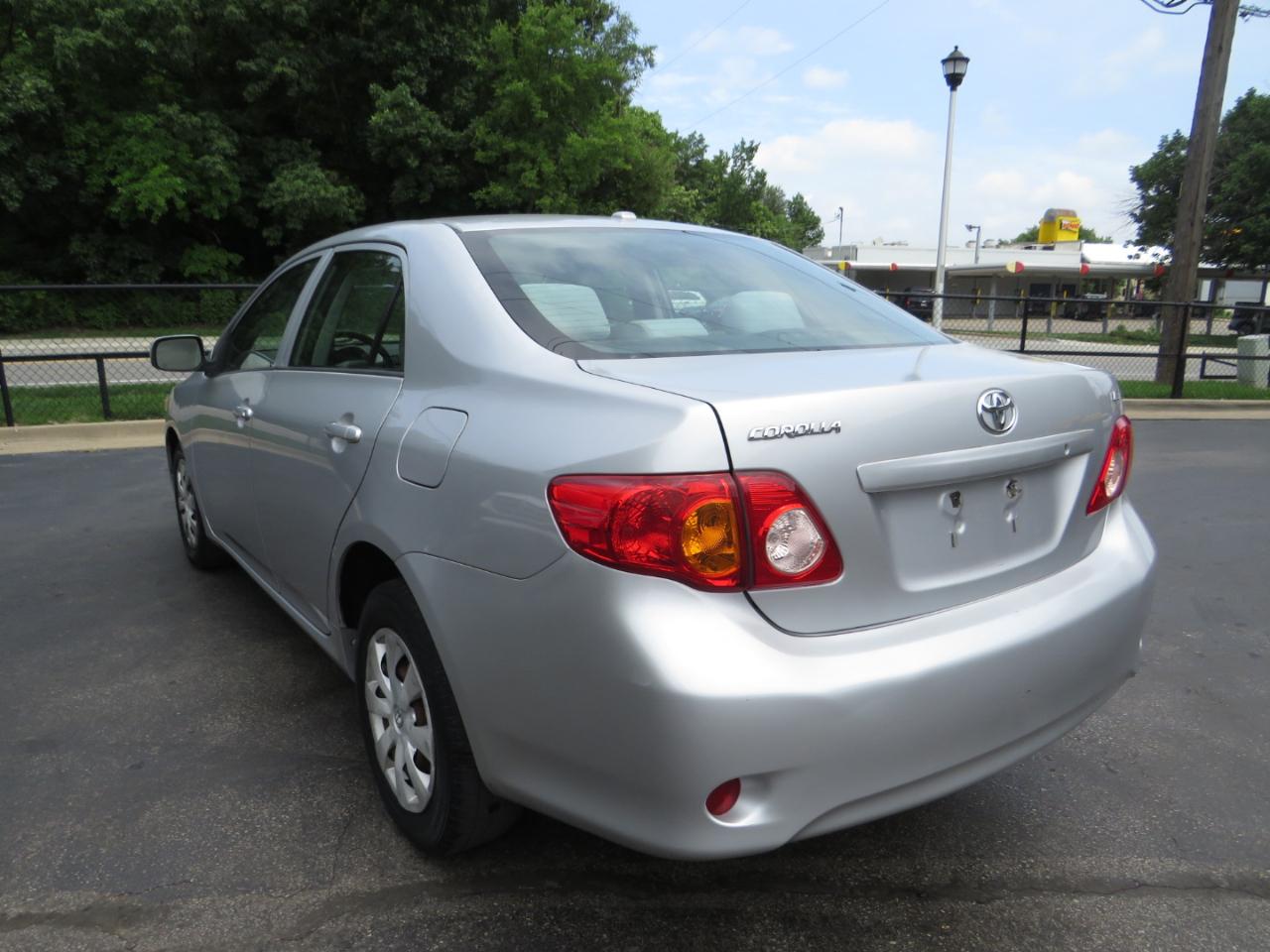 Toyota Corolla 4dr Sdn Man (Natl) 2009