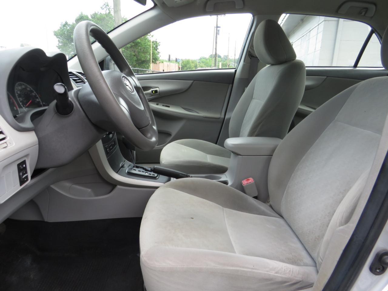 Toyota Corolla 4dr Sdn Man (Natl) 2009