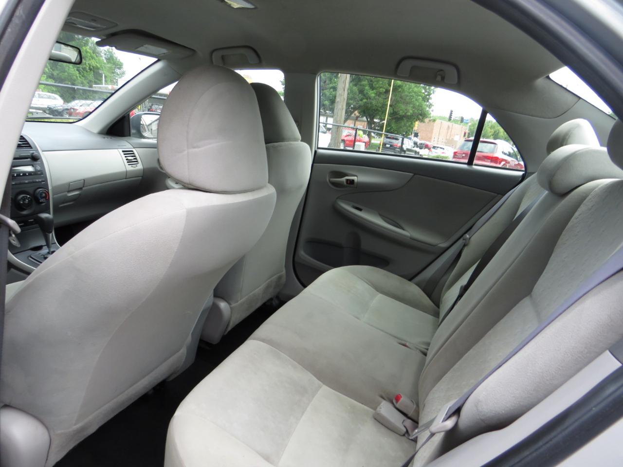 Toyota Corolla 4dr Sdn Man (Natl) 2009