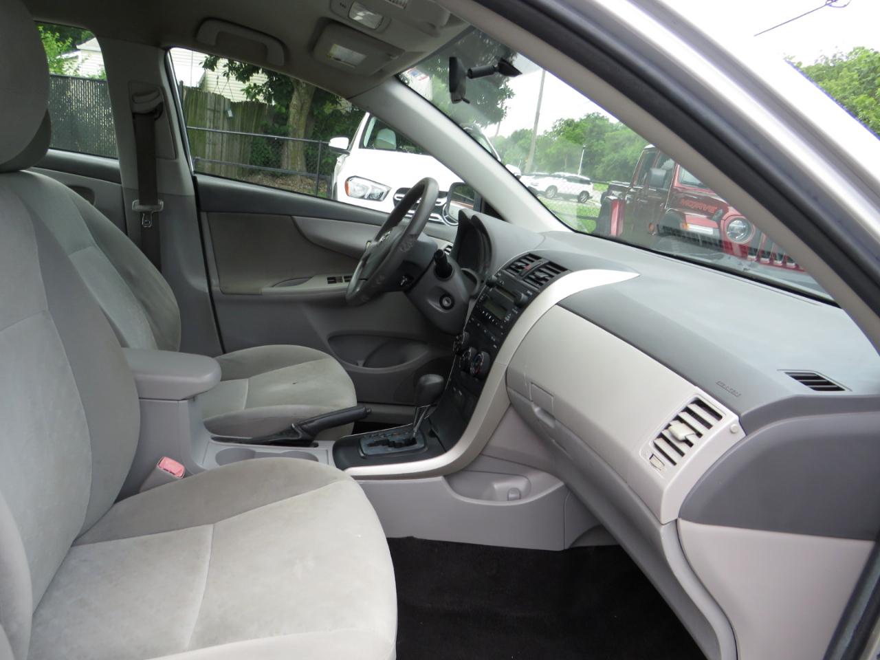 Toyota Corolla 4dr Sdn Man (Natl) 2009