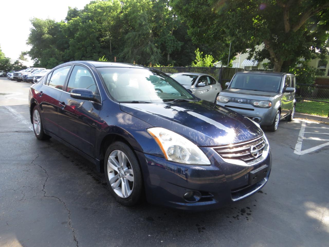 Nissan Altima 4dr Sdn V6 CVT 3.5 SR 2012