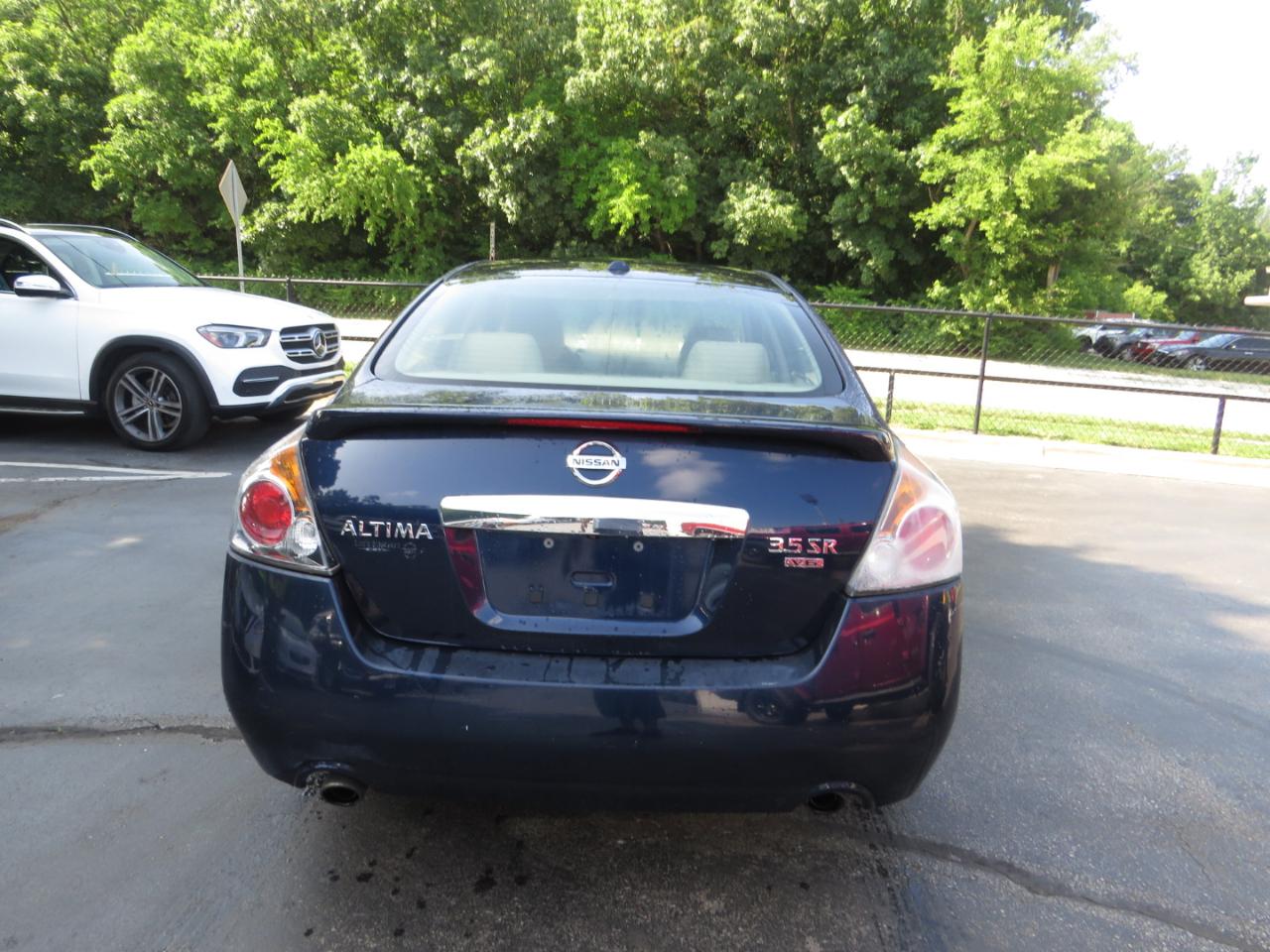 Nissan Altima 4dr Sdn V6 CVT 3.5 SR 2012