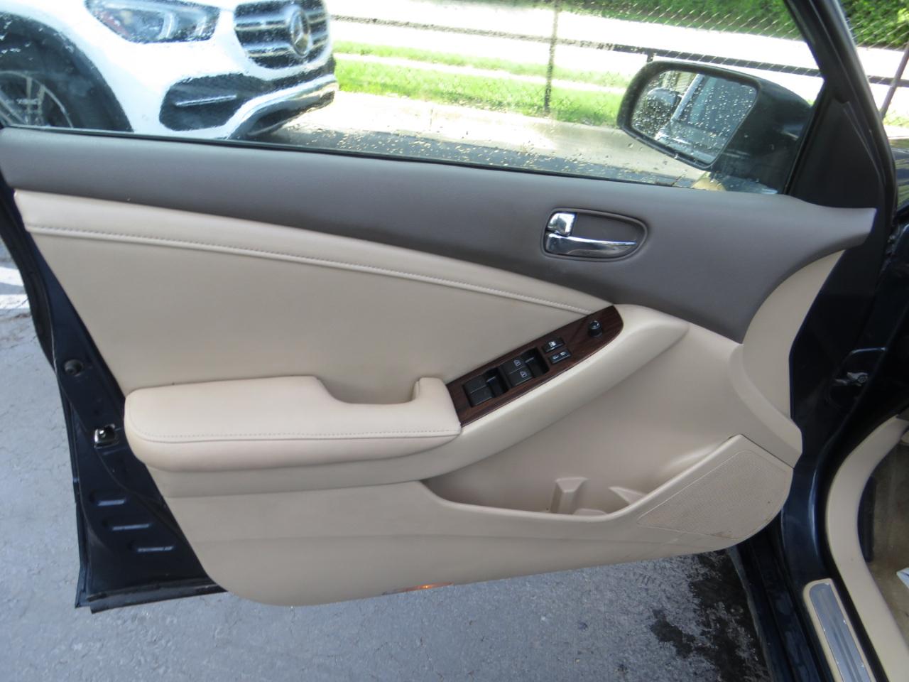 Nissan Altima 4dr Sdn V6 CVT 3.5 SR 2012
