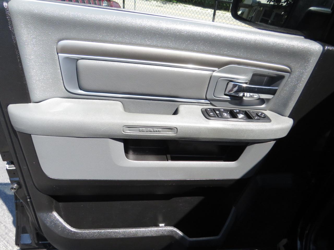 RAM 1500 4WD Crew Cab 140.5" Big Horn 2013