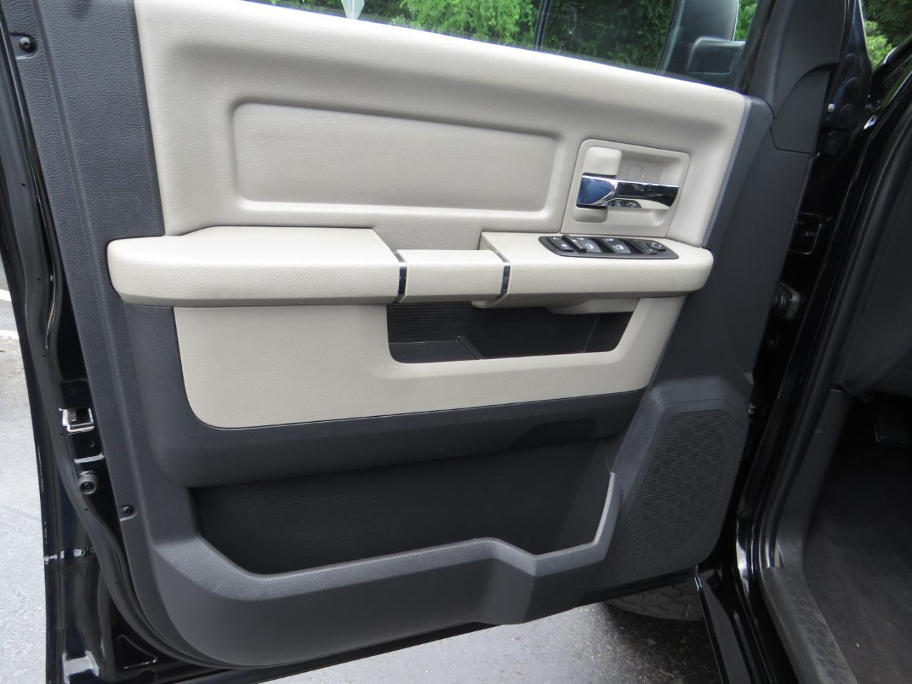 RAM 1500 4WD Quad Cab 140.5" Big Horn 2012