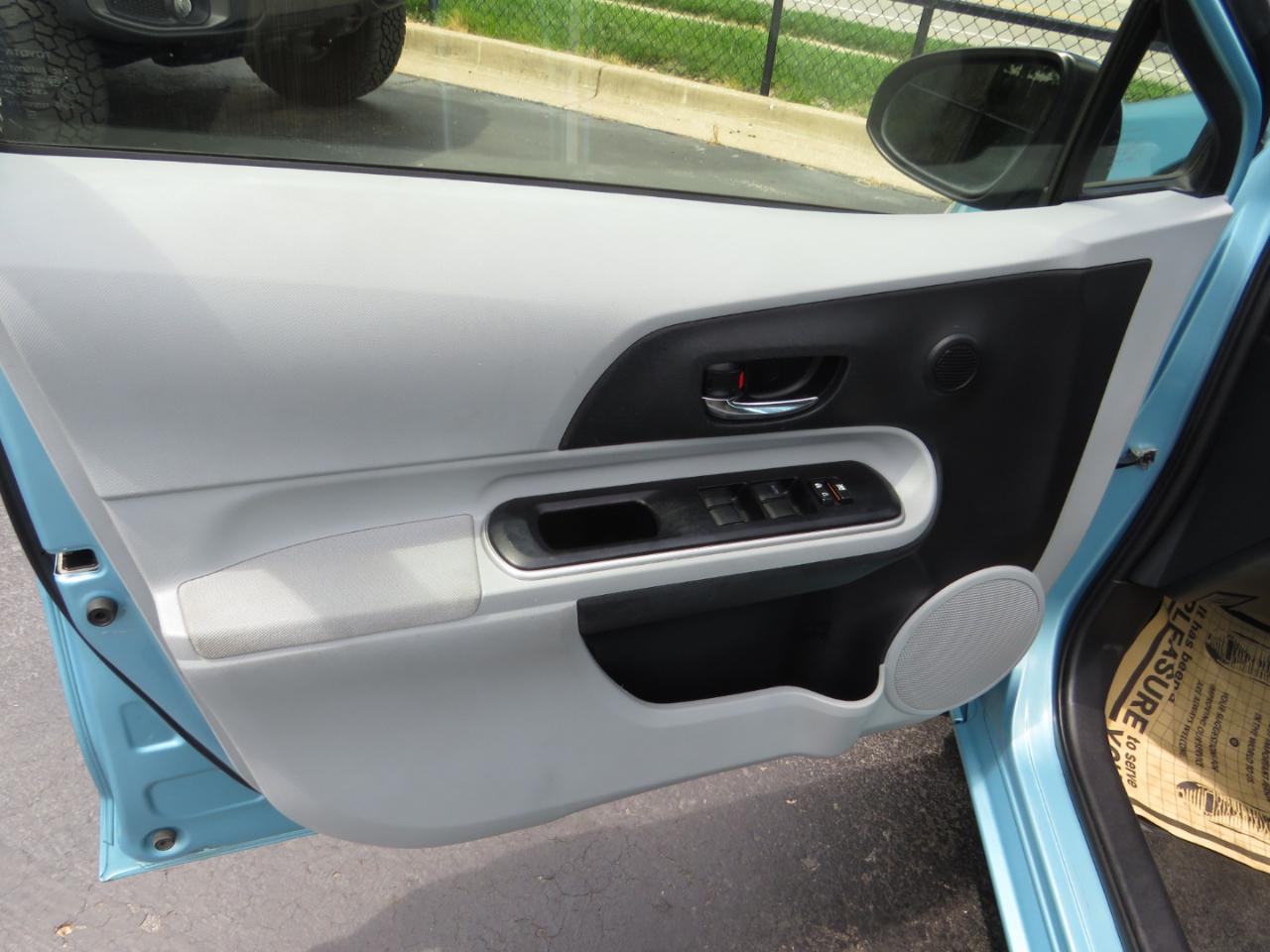 Toyota Prius c 5dr HB Three (Natl) 2014
