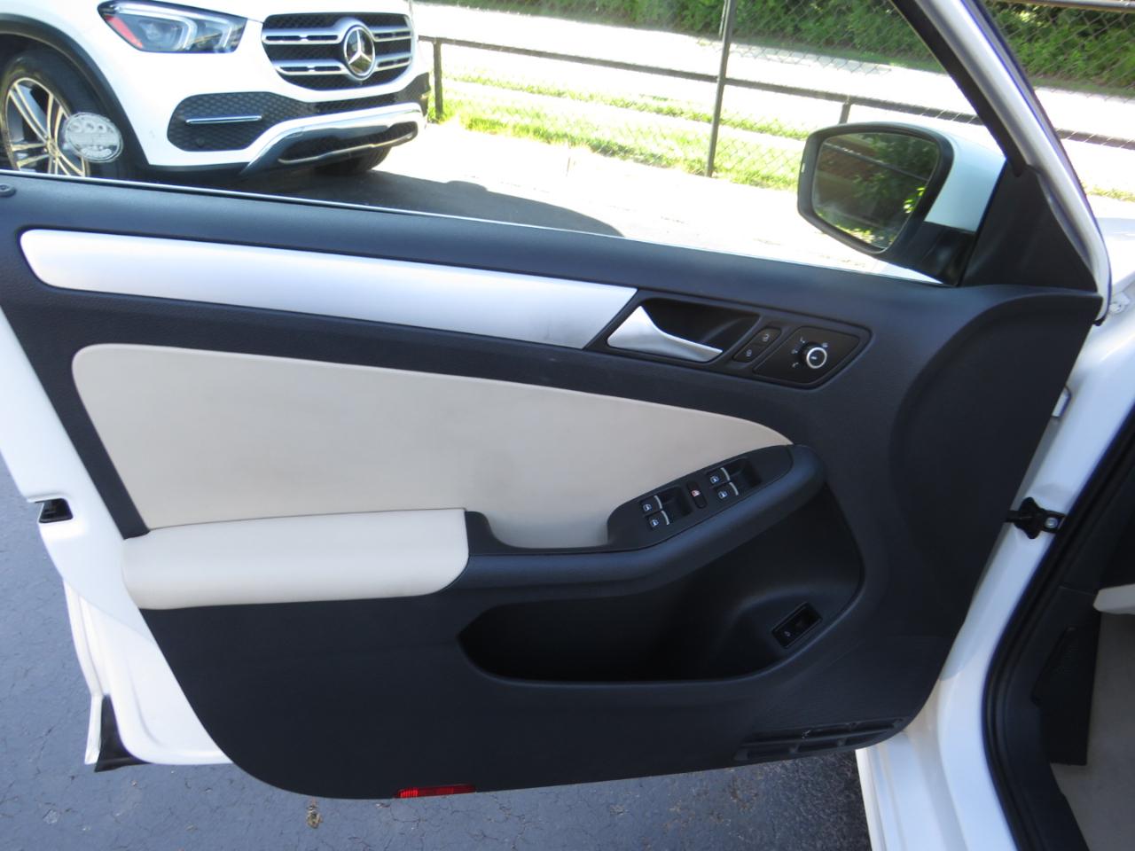 Volkswagen Jetta Sedan 4dr Auto SE PZEV 2013
