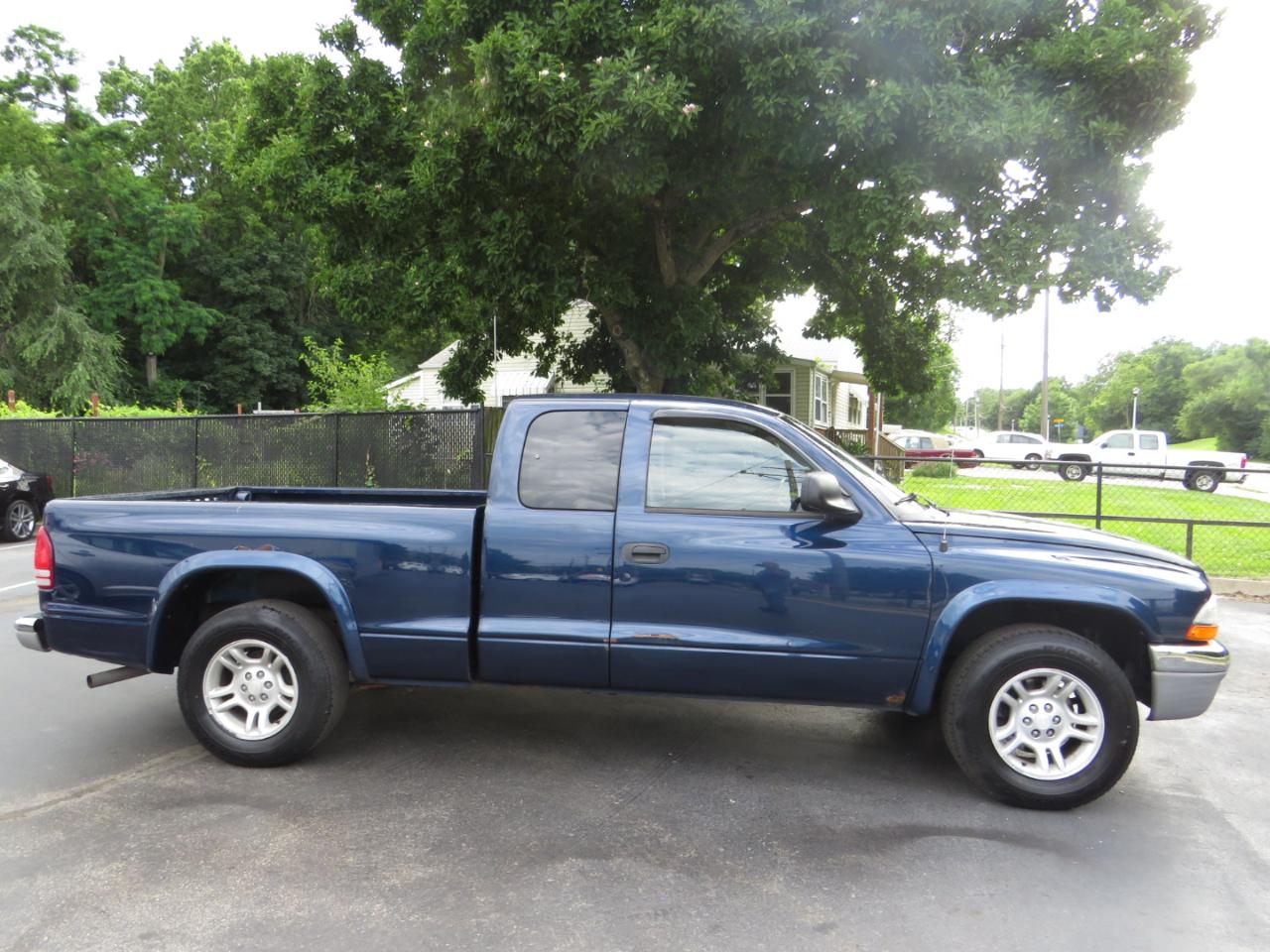 Dodge Dakota 2dr Club Cab 131" WB SLT 2004