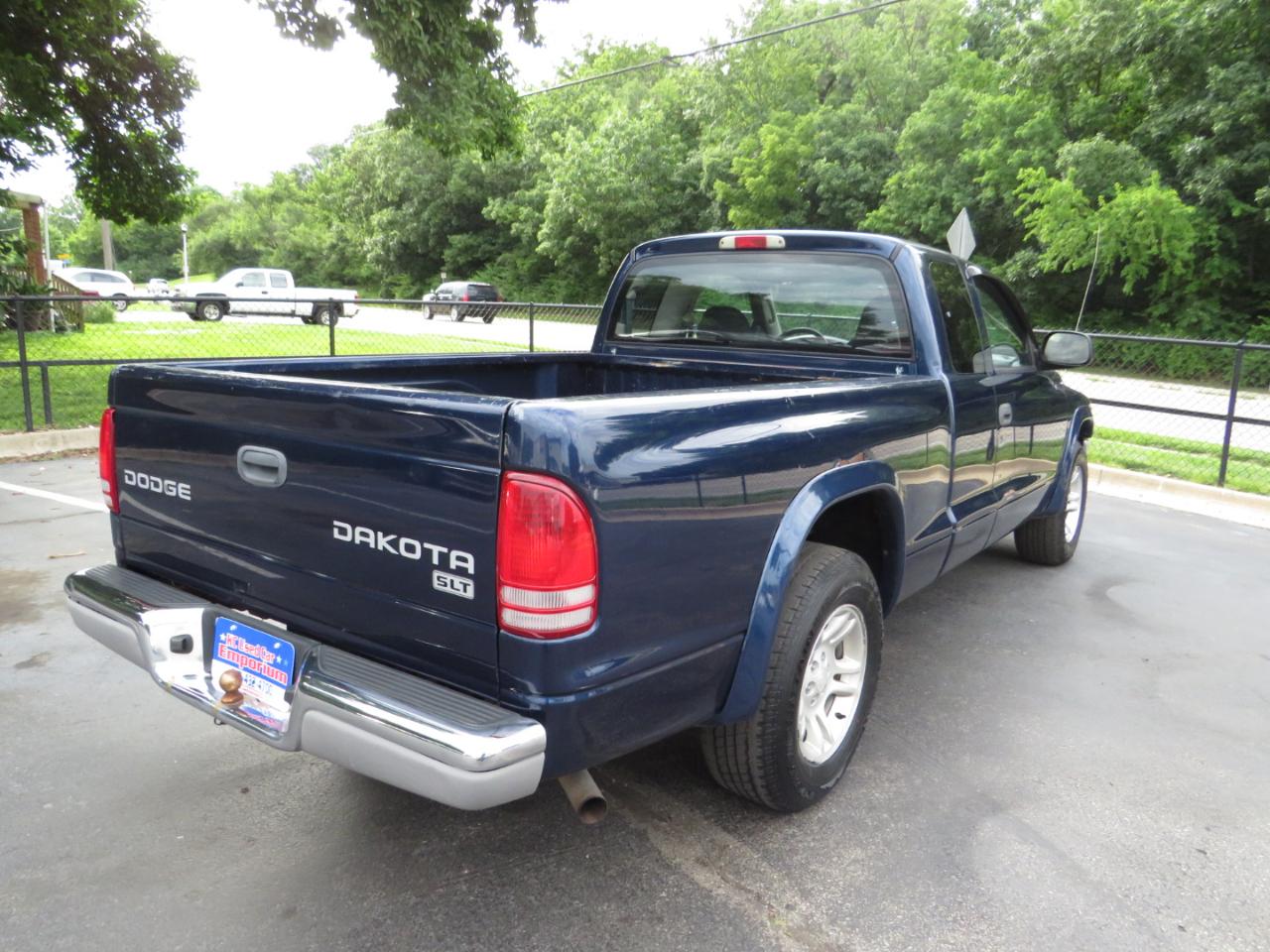 Dodge Dakota 2dr Club Cab 131" WB SLT 2004