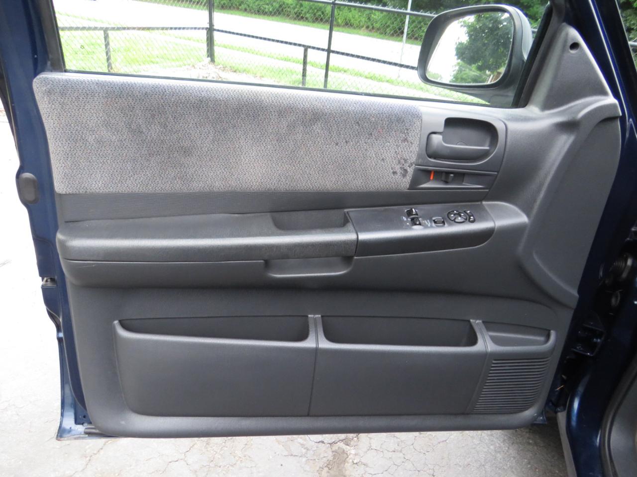 Dodge Dakota 2dr Club Cab 131" WB SLT 2004