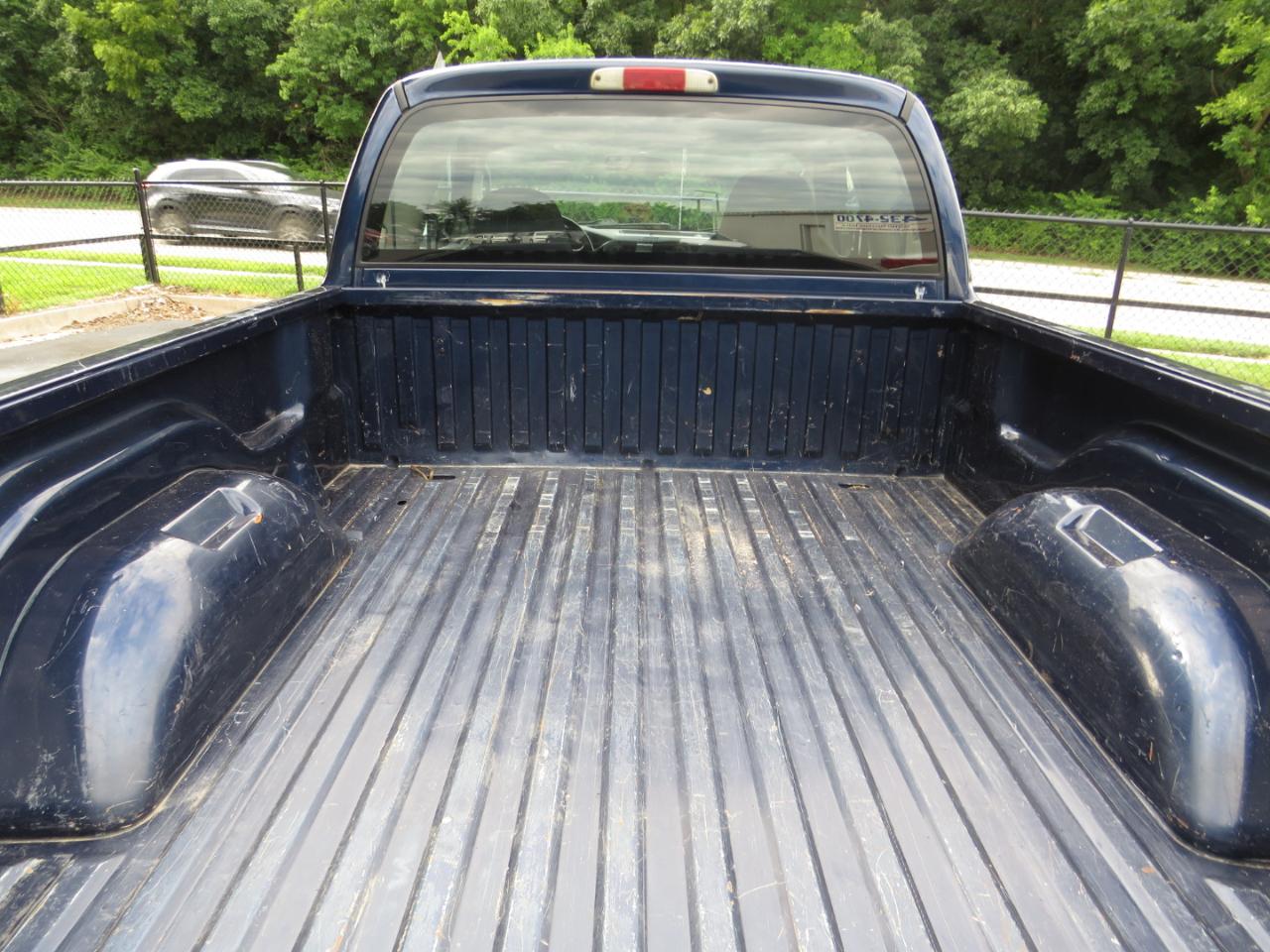 Dodge Dakota 2dr Club Cab 131" WB SLT 2004