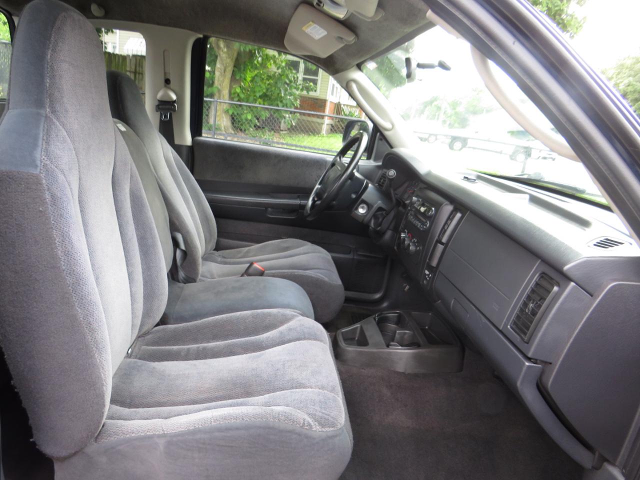 Dodge Dakota 2dr Club Cab 131" WB SLT 2004