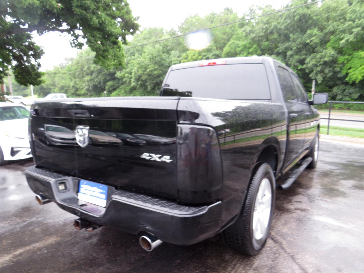 RAM 1500 4WD Crew Cab 140.5" Express 2012