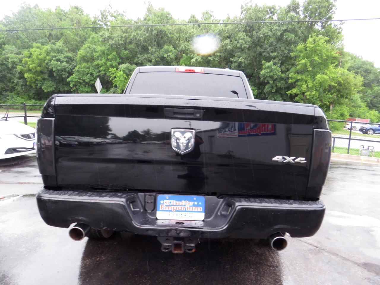 RAM 1500 4WD Crew Cab 140.5" Express 2012
