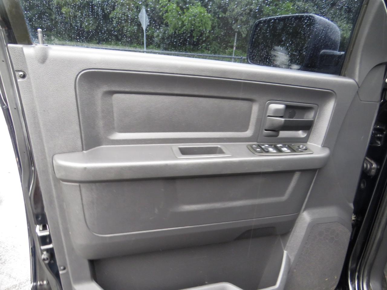 RAM 1500 4WD Crew Cab 140.5" Express 2012