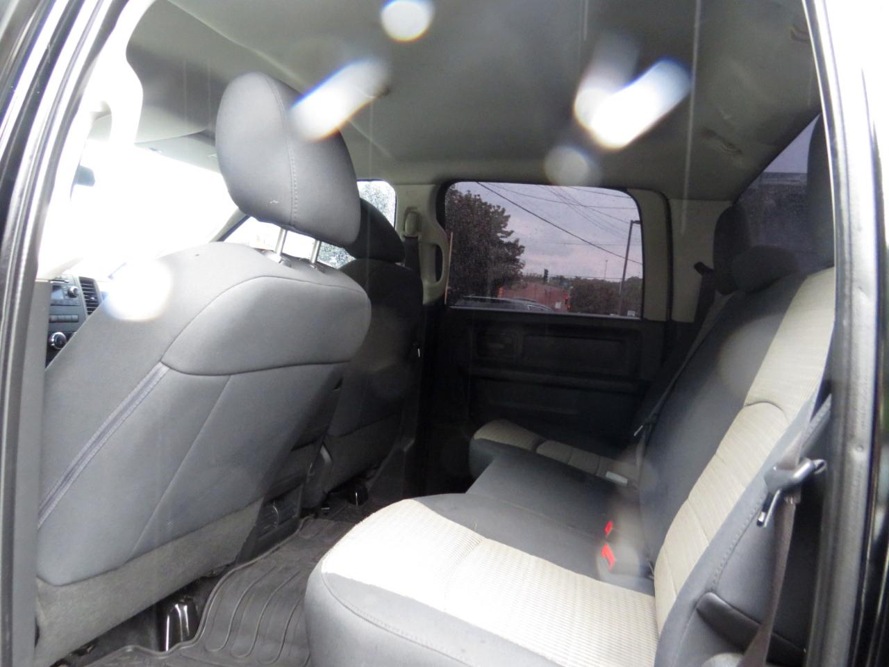 RAM 1500 4WD Crew Cab 140.5" Express 2012