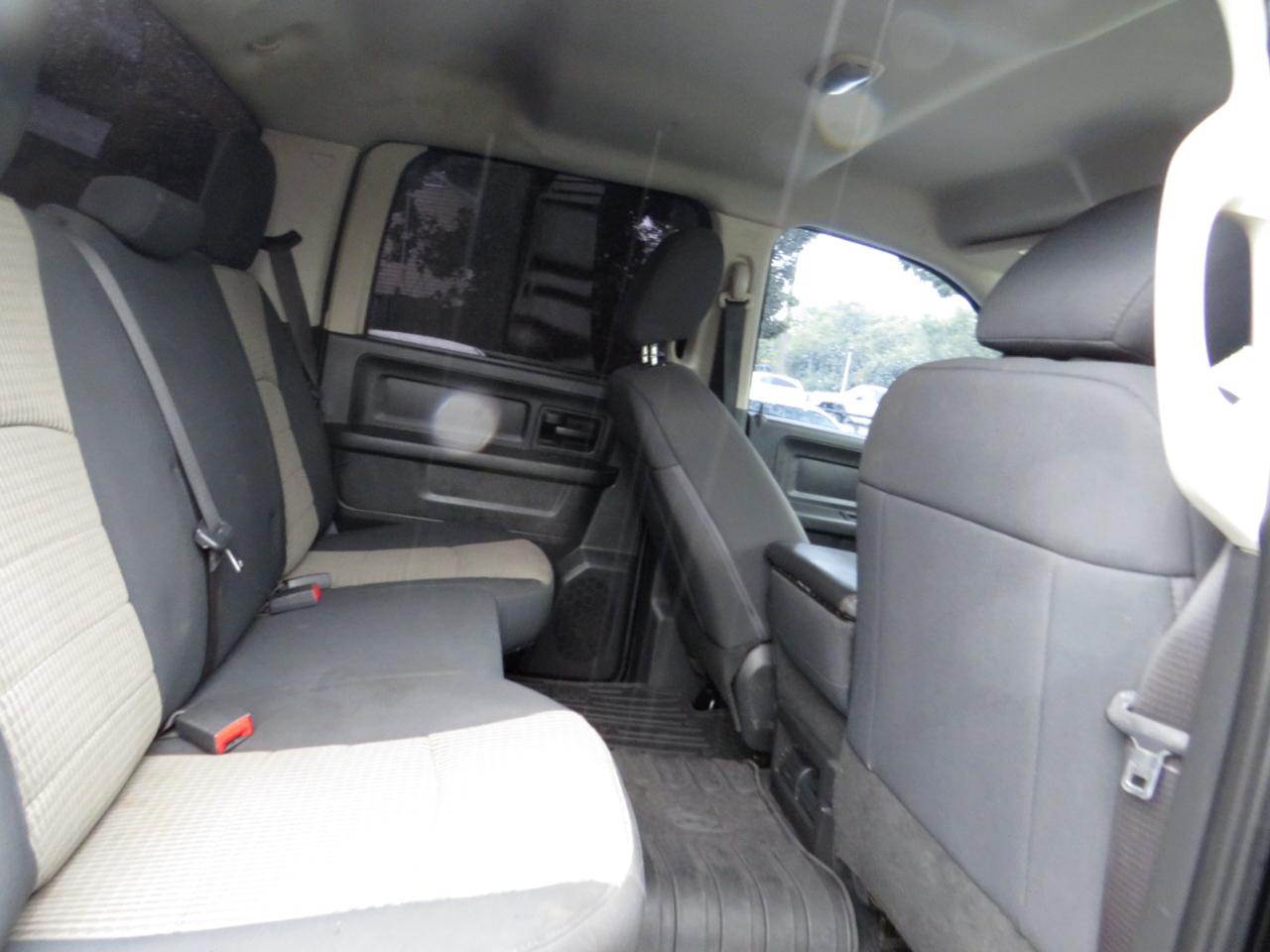 RAM 1500 4WD Crew Cab 140.5" Express 2012
