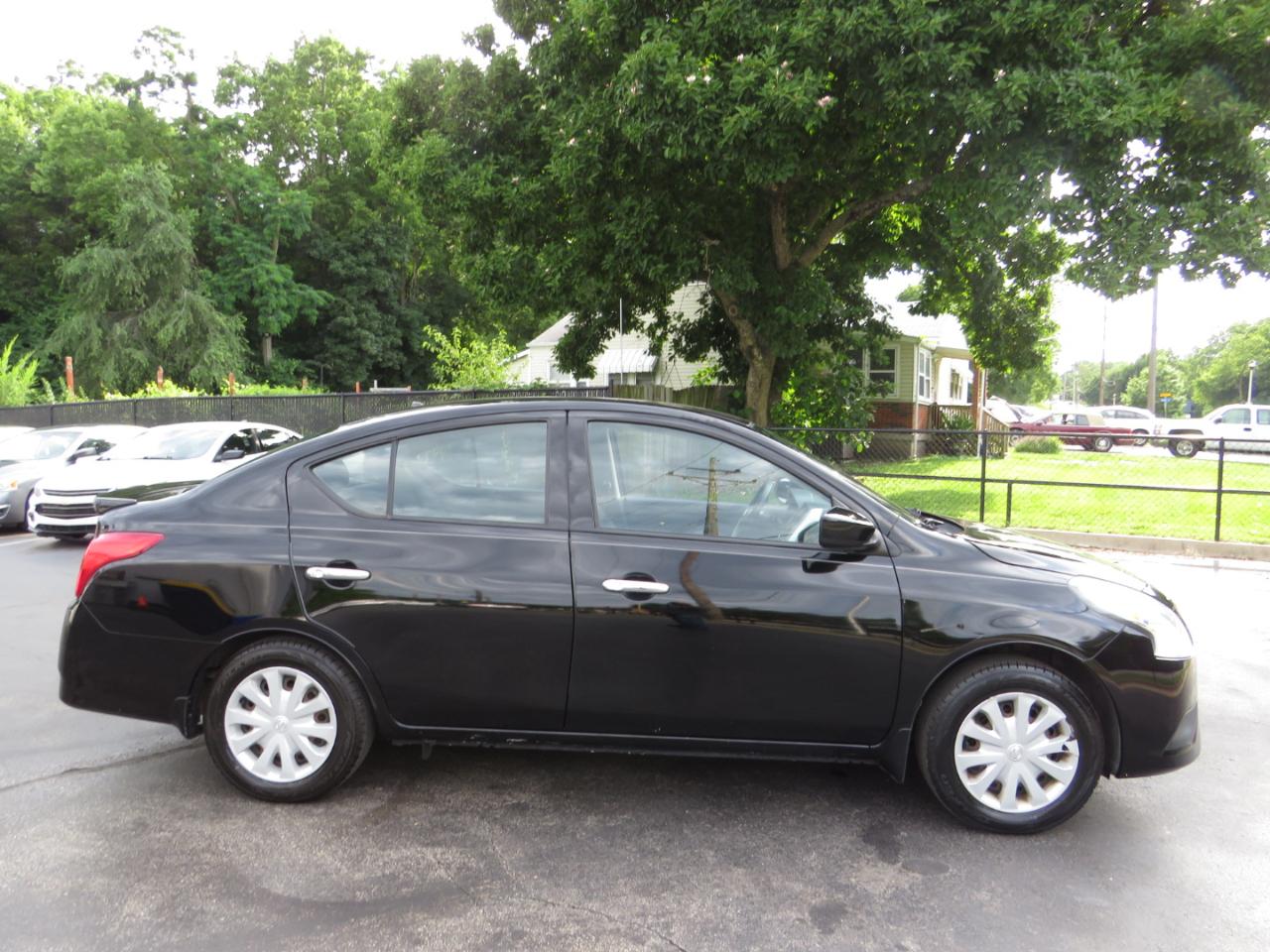 Nissan Versa Sedan SV CVT 2017