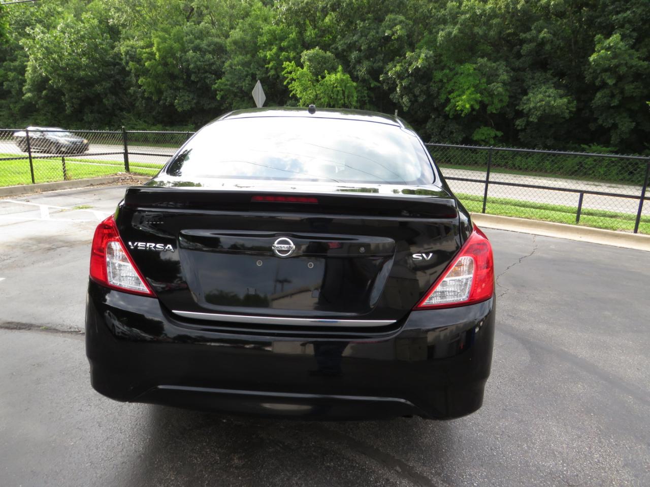 Nissan Versa Sedan SV CVT 2017