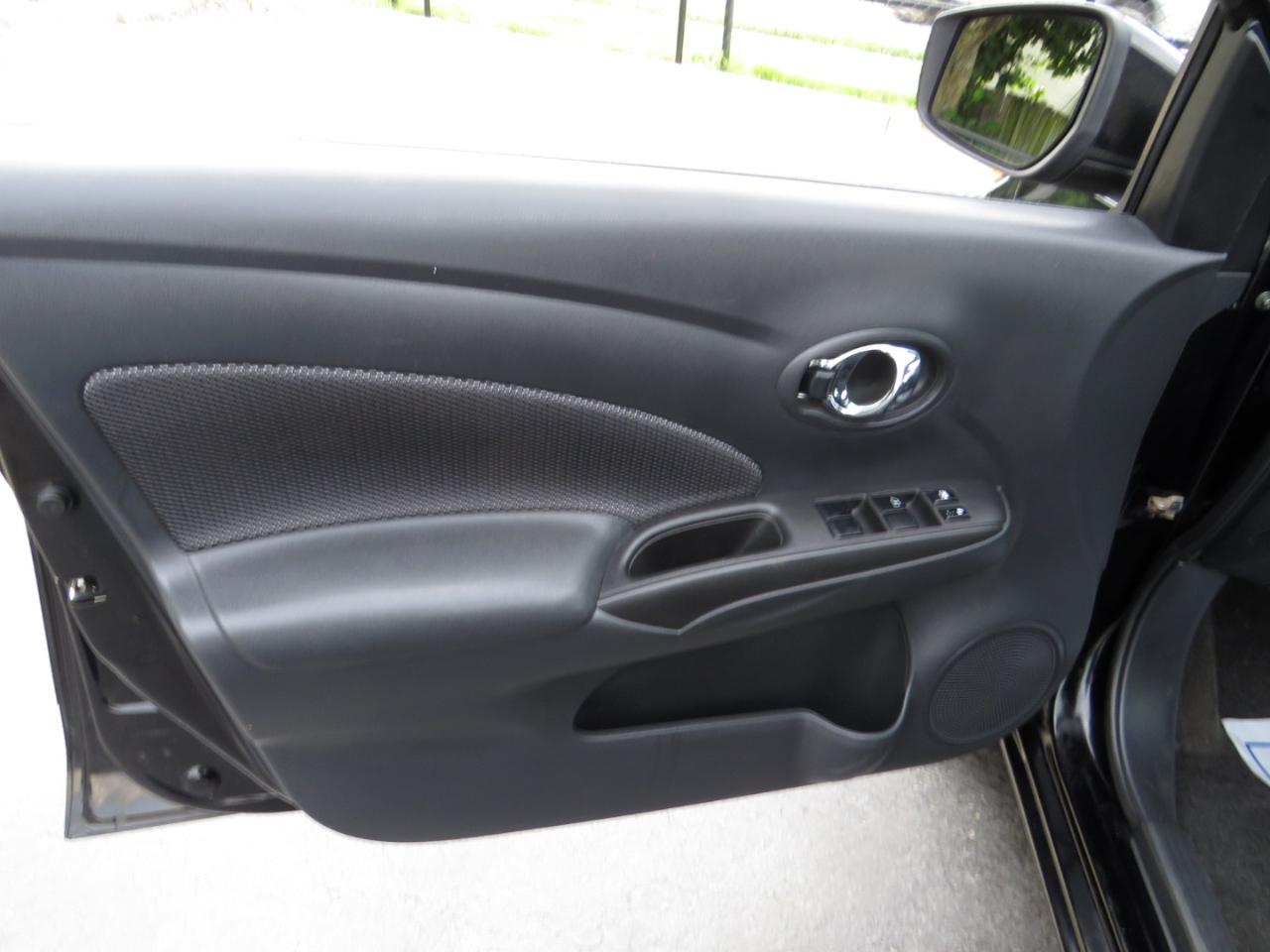 Nissan Versa Sedan SV CVT 2017