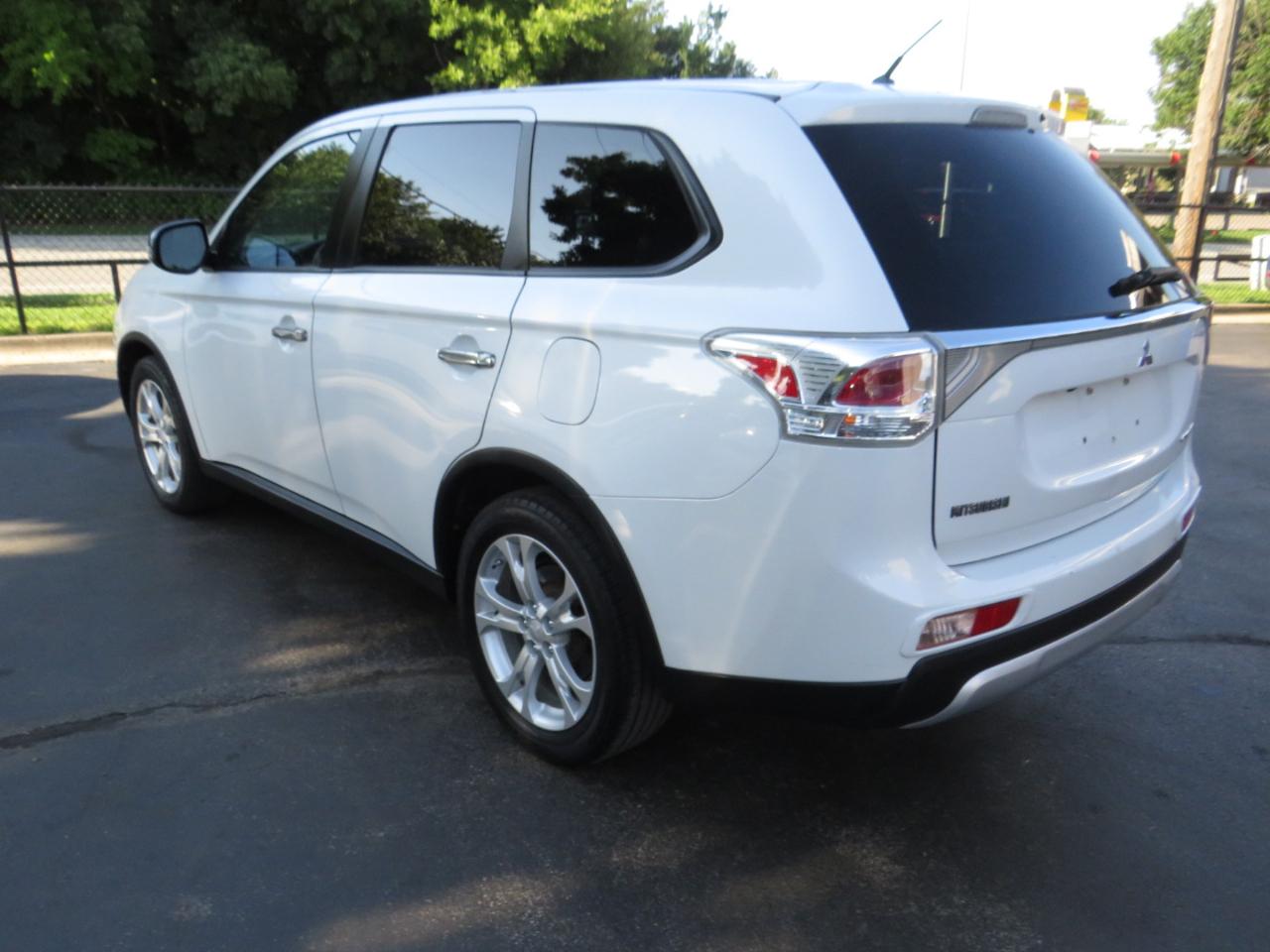 Mitsubishi Outlander 2WD 4dr SE 2015