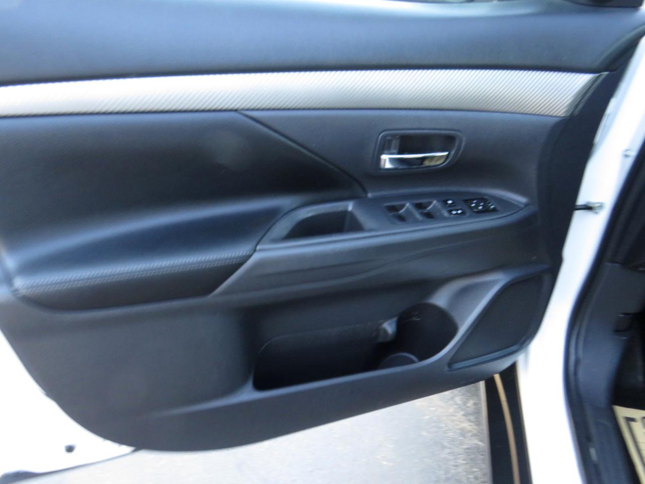 Mitsubishi Outlander 2WD 4dr SE 2015
