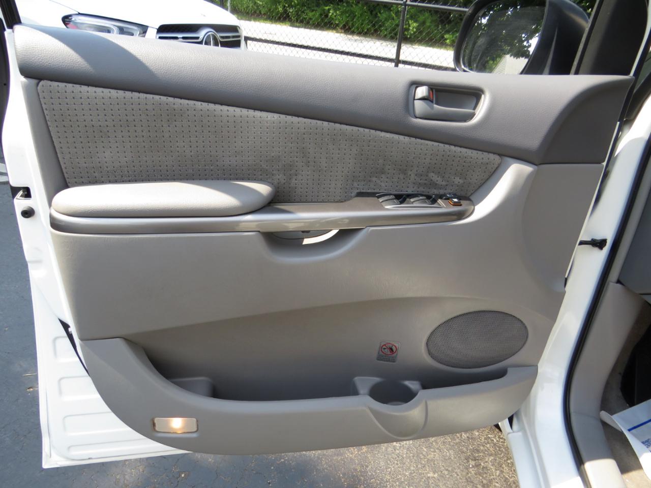 Toyota Sienna 5dr 7-Passenger Van CE FWD (Natl) 2007