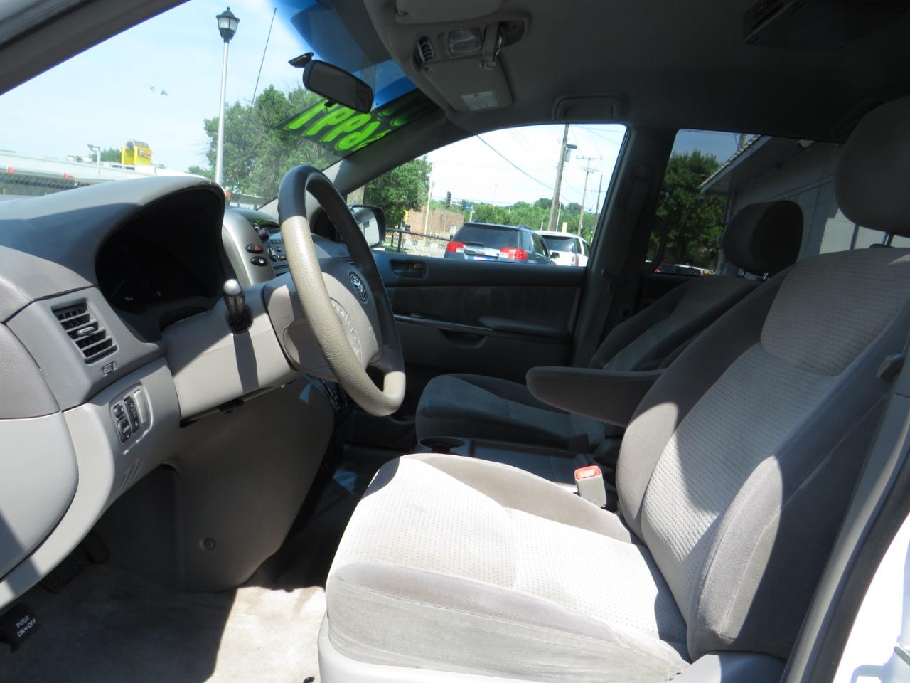 Toyota Sienna 5dr 7-Passenger Van CE FWD (Natl) 2007