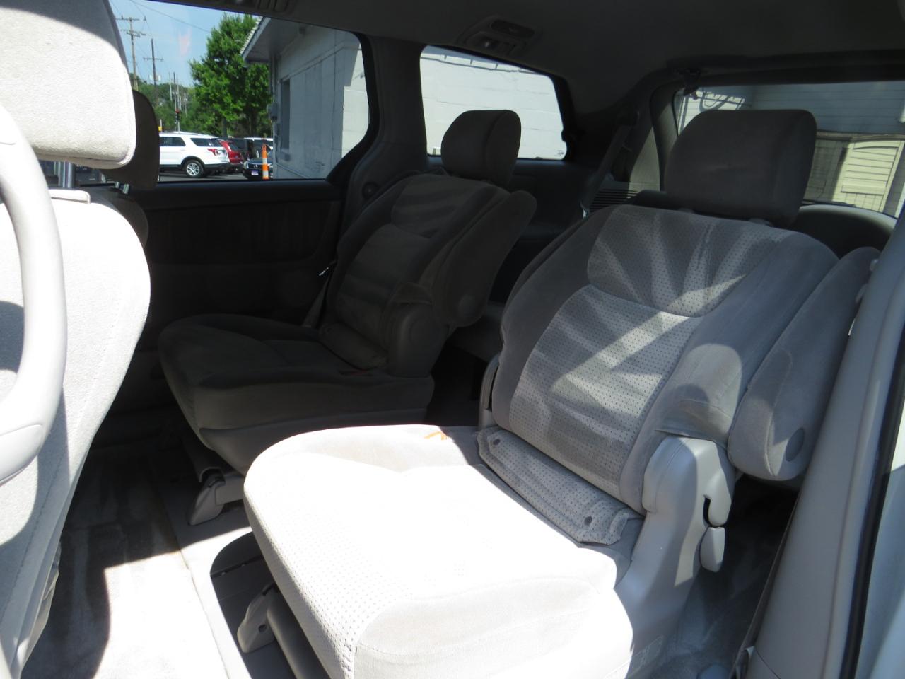 Toyota Sienna 5dr 7-Passenger Van CE FWD (Natl) 2007