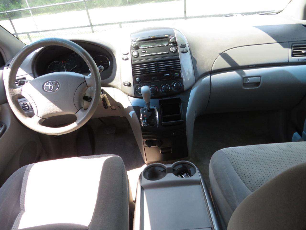 Toyota Sienna 5dr 7-Passenger Van CE FWD (Natl) 2007