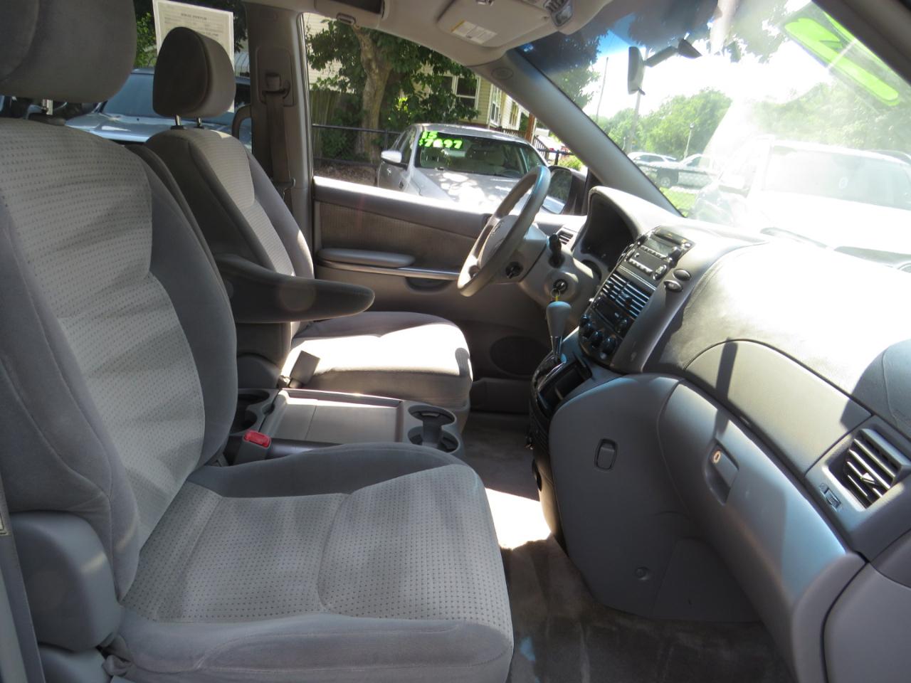 Toyota Sienna 5dr 7-Passenger Van CE FWD (Natl) 2007
